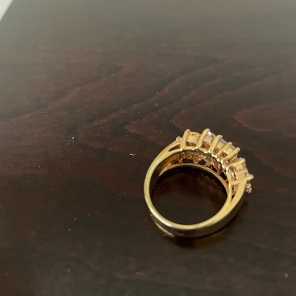 EUC Goldtone ring with pastel colored glass crystals - Picture 5 of 5